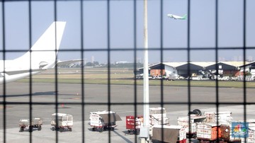 Pesawat melintas di Spring Terminal 1 Bandara Soekarno Hatta, Tangerang, Banten, Kamis (30/8). Kementerian Perhubungan memutuskan tarif batas bawah tiket pesawat akan naik 5% menjadi 35% dari tarif batas atas.<br/>Artinya, jika tarif batas atas ditetapkan misalnya Rp 1 juta maka harga termurah tiket hanya diperbolehkan Rp 350.000. Hal ini berbeda dari yang berlaku sekarang yaitu 30% dari batas atas, sehingga tarif termurah bisa Rp 300.000.<br/>Sekretaris Jenderal Indonesia National Air Carriers Association (INACA) Tengku Burhanuddin menyambut baik rencana kenaikan tarif batas bawah (TBB) tiket pesawat. Dia berpendapat pertimbangan mengenai kenaikan TBB pesawat harus melihat keadaan ekonomi.<br/>penaikan TBB sebesar 5 persen yang dilakukan Kementerian Perhubungan menjadikan selisih dengan TBA menjadi semakin sempit, yakni 35 persen. Padahal, maskapai membutuhkan pendapatan saat low season. (CNBC Indonesia/Muhammad Sabki)