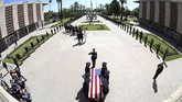FOTO: Penghormatan Terakhir Buat John McCain Antrean panjang tampak di Capitol Plaza, tempat bersemayam jenazah John McCain, Senator Partai Republik untuk Arizona yang wafat Sabtu (25/8).