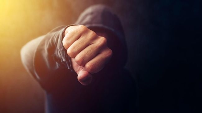 Penyimpangan sosial merujuk pada tingkah laku yang tidak sesuai dengan nilai atau norma di masyarakat. Simak penyebab perilaku menyimpang dan contohnya.