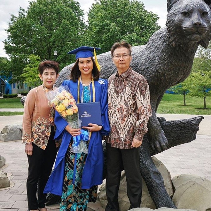 <p>Pada 2017 lalu, Aldila Sutjiadi menyelesaikan pendidikan Ekonomi Matematika di University of Kentucky. Dia lulus dengan summa cum laude lho. Hebat! (Foto: Instagram @dilla11)</p>
