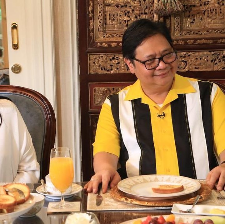 <p>Istri menteri perekonomian, Airlangga Hartarto, Yanti K. Isfandiary juga terlihat cantik. Tapi sejauh ini, istri Airlangga ini jarang terekspose di media sosial, Bun. (Foto: Instagram @airlanggahartarto4.0)</p>