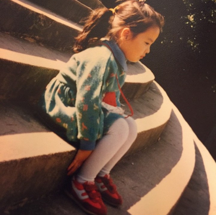 <p>Adakah yang mau menemani Song Hye Kyo kecil yang sedang duduk sendiri ini? (Foto: Instagram @kyo1122)</p>