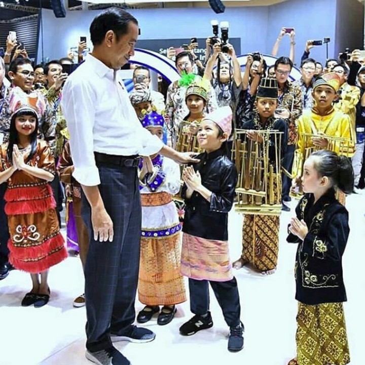 <p>Ketika bertemu dengan Presiden RI, Joko Widodo. Wajah Abirama terlihat senang dan bangga sekali ya. (Foto: Instagram @abiramaputra)</p>