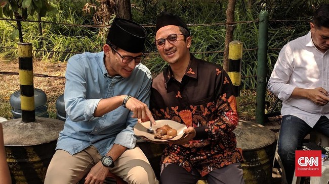Yusuf Mansur bertemu bakal cawapres Prabowo Subianto, Sandiaga Uno. Pertemuan ini dia lakukan setelah bertemu bakal cawapres Jokoowi, Ma'ruf Amin.