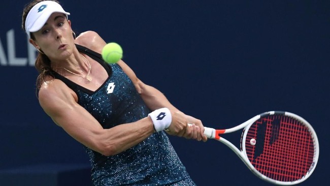 Petenis putri Alize Cornet mendapat teguran dari wasit karena buka baju di tengah pertandingan babak pertama Amerika Serikat Terbuka 2018.