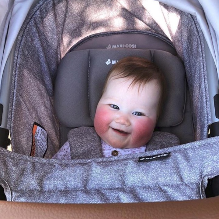 <p>Ekspresi wajah Kora happy banget nih diajak jalan-jalan pakai stroller. (Foto: Instagram @houseofkinghorne)</p>