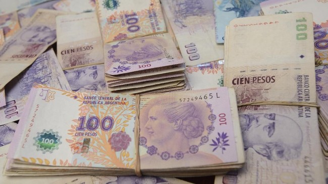 Mata uang peso Argentina berhenti merosot lebih dalam pada perdagangan Kamis (15/8) waktu setempat. Peso terangkat naik 4 persen pada hari ini.