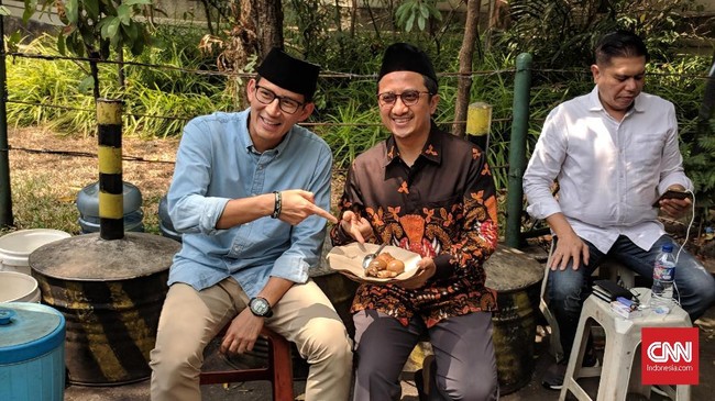 Sandiaga Uno menyempatkan makan siang bersama ustaz Yusuf Mansur sebelum menggelar salat Jumat bersama.