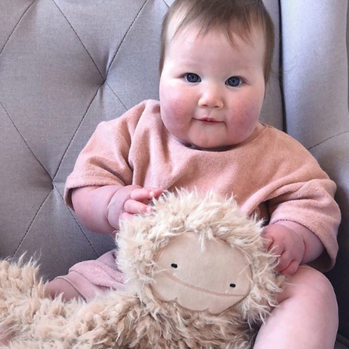 <p>Lihat deh, Kora kayak boneka hidup ya. (Foto: Instagram @houseofkinghorne)</p>