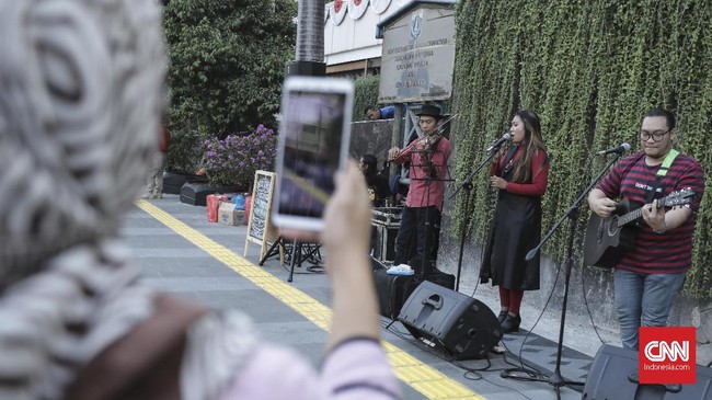 Gubernur DKI Anies Baswedan menginginkan pertunjukan musik yang ada di kawasan trotoar Jalan Sudirman selama gelaran Asian Games 2018 diteruskan setelahnya.