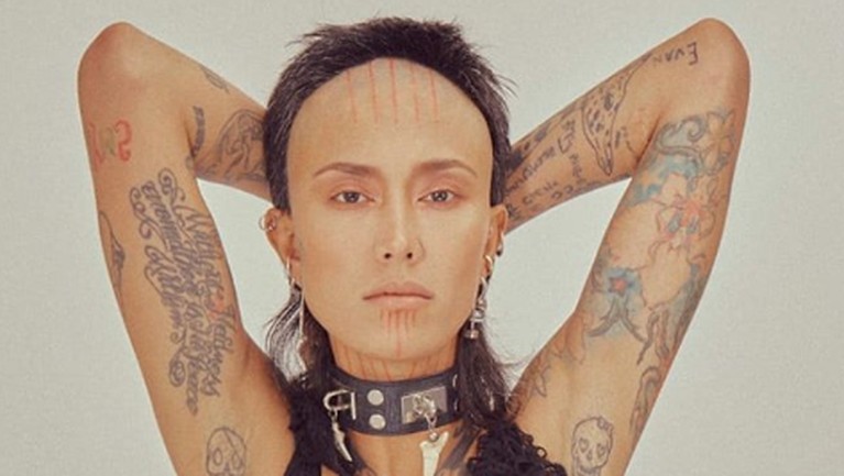 Fahrani, model yang baru saja mengumumkan kehamilannya, ternyata memiliki gaya rambut yang nyentrik. Model ini tak ragu untuk membagikan keunikan penampilannya.