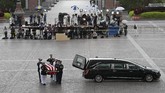 FOTO: Hormat Terakhir Amerika Serikat untuk John McCain Petinggi negara Amerika Serikat berkumpul di Capitol Hill, Jumat (31/8), untuk memberikan penghormatan terkhir kepada sang abdi negara, John McCain.