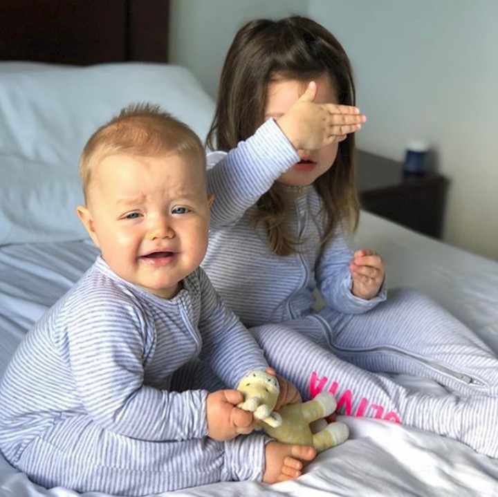 <p>Hmm, kakak dan adik ini kompak lagi nggak mau difoto rupanya, hi-hi-hi.. (Foto: Instagram @raising_liv.and.rem)</p>