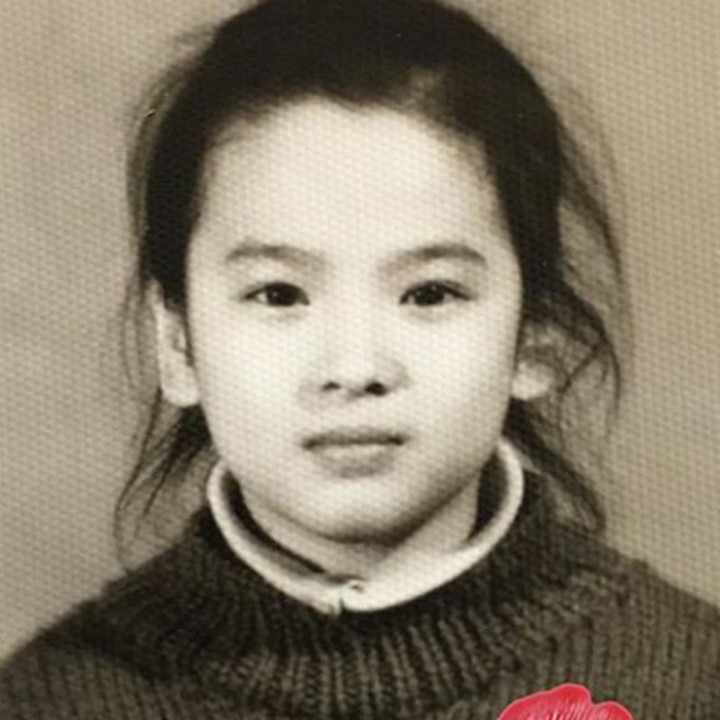 <p>Meski rambutnya berantakan, kecantikan Song Hye Kyo kecil masih terlihat jelas. (Foto: Instagram @kyo1122)</p>