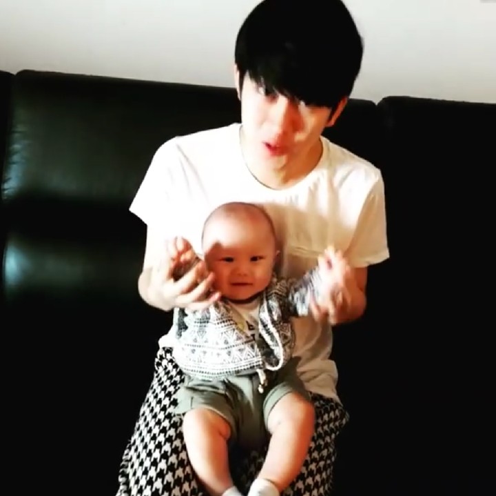 <p>Kim Hee-chul, paman yang perhatian banget deh. Hi-hi-hi. (Foto: Instagram/kimheenim)</p>