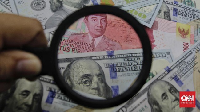 Lembaran mata uang rupiah dan dollar AS diperlihatkan di salah satu jasa penukaran valuta asing di Jakarta, Jumat, 31 Agustus 2018. CNN Indonesia/Adhi Wicaksono