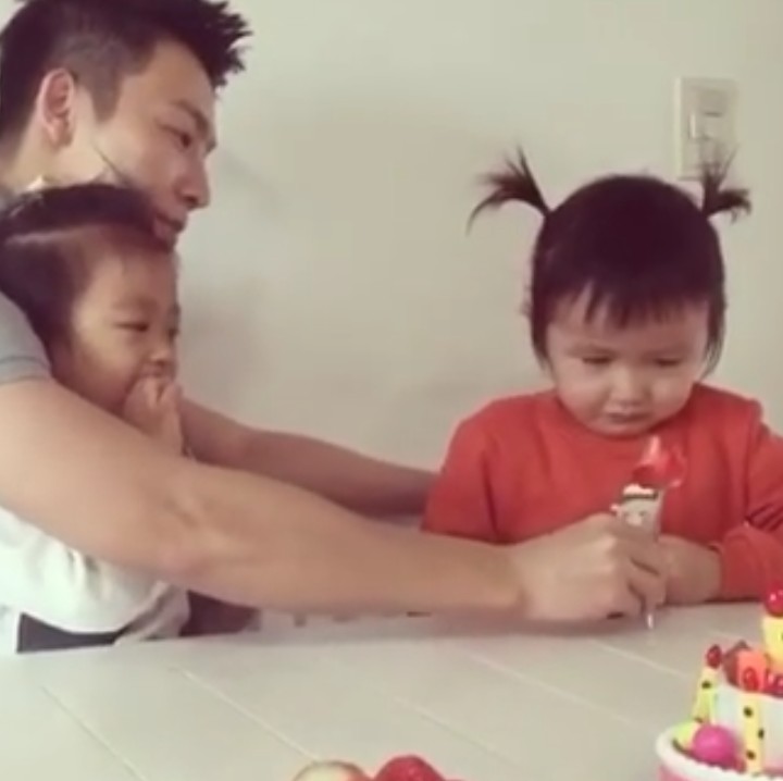 <p>Lee Dong-Hae iseng banget sih. He-he-he. (Foto: Instagram/leedonghae)</p>