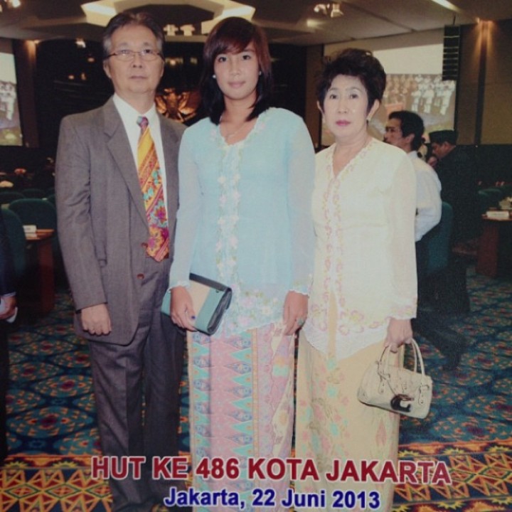 <p>Aldila Sutjiadi bersama orang tuanya saat HUT ke-486 Jakarta. Foto ini diambil pada 5 tahun lalu. (Foto: Instagram @dilla11)</p>