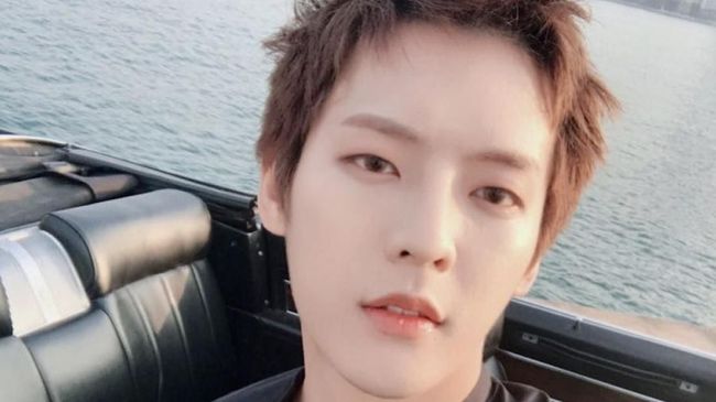 Personel boyband BTOB, Minhyuk dinyatakan positif Covid-19, diduga tertular dari guru vokalnya yang lebih dulu terkena virus corona.