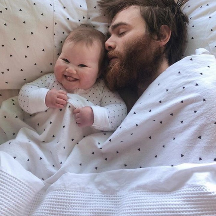 <p>Tidur bersama ayah, tapi kenapa mukamu jahil, Nak? Hi-hi-hi. (Foto: Instagram @houseofkinghorne)</p>