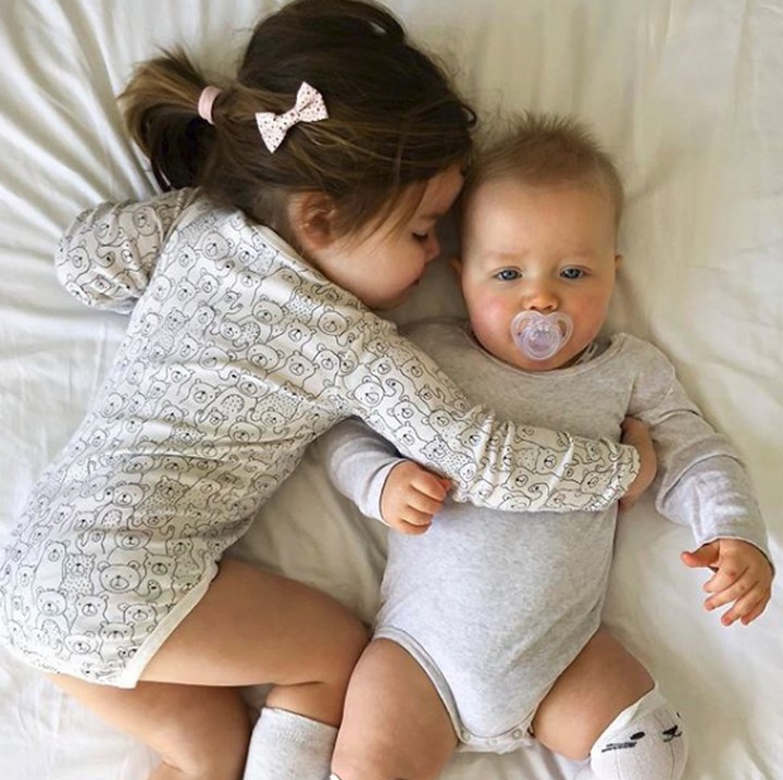 <p>Peluk sayang Kakak Liv untuk Adik Remi! (Foto: Instagram @raising_liv.and.rem)</p>