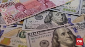 Lembaran mata uang rupiah dan dollar AS diperlihatkan di salah satu jasa penukaran valuta asing di Jakarta, Jumat, 31 Agustus 2018. CNN Indonesia/Adhi Wicaksono