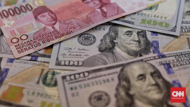 Lembaran mata uang rupiah dan dollar AS diperlihatkan di salah satu jasa penukaran valuta asing di Jakarta, Jumat, 31 Agustus 2018. CNN Indonesia/Adhi Wicaksono