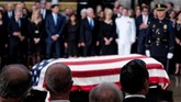 FOTO: Hormat Terakhir Amerika Serikat untuk John McCain Petinggi negara Amerika Serikat berkumpul di Capitol Hill, Jumat (31/8), untuk memberikan penghormatan terkhir kepada sang abdi negara, John McCain.