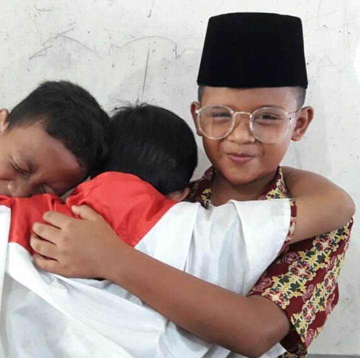 <p>Ridwan Kamil bekerja sama dengan clothing brand dan menyediakan hadiah Rp 500 ribu sampai Rp 2 juta. Gimana pose tiga anak ini, Bun? Mirip nggak? (Foto: Instagram/ibuuukkk)</p>