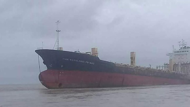 'Kapal Hantu' diketahui sempat ditarik oleh sebuah kapal lain untuk dibawa ke pusat pemecah kapal di Bangladesh sebelum terdampar.