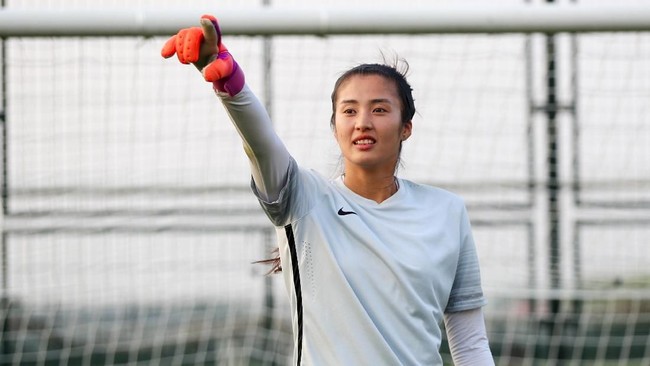 Penjaga gawang timnas sepak bola putri China, Zhao Lina mengaku senang memiliki banyak penggemar dari Indonesia dan merasakan langsung di Asian Games 2018.