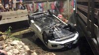 Sedan Terbalik di Cinere