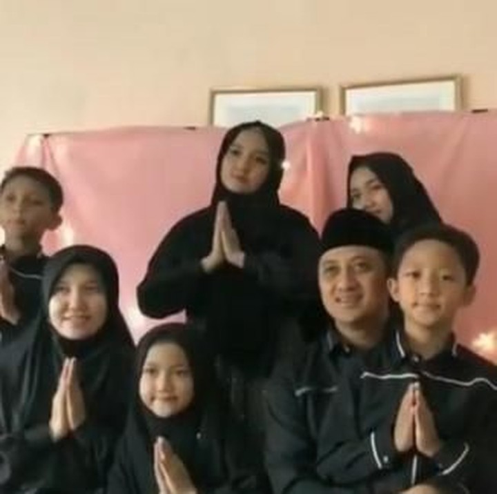 <p>Foto lengkap keluarga Yusuf Mansur bersama istri, Siti Maemunah, dan kelima anaknya. (Foto: Instagram @yusufmansurnew)</p>