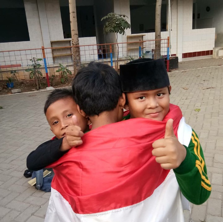 <p>Jadi, mana foto anak menirukan pose Jokowi dan Prabowo berpelukan favorit Bunda? (Foto: Instagram/alam_alhafidz)</p>
