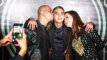 img-title Ahmad Dhani Cium Pipi Maia, Al Ghazali: Itu Momen Langka