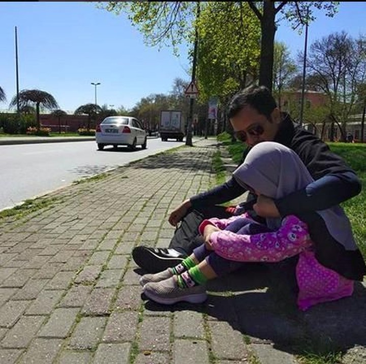 <p>Yusuf Mansur sedang mendengarkan curhatan Aisyah yang lagi kecapean. Wow banget ya, Bun. (Foto: Instagram @yusufmansurnew)<br /><br /></p>