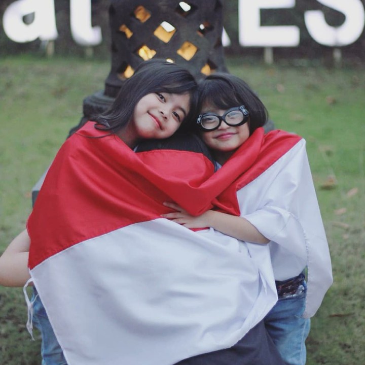 <p>Anak-anak perempuan juga nggak kalah menggemaskan saat menirukan pose ini. Ya, walaupun sang atlet yang ada di tengah ketutupan nih, he-he-he. (Foto: Instagram/dedek_tacha)</p>