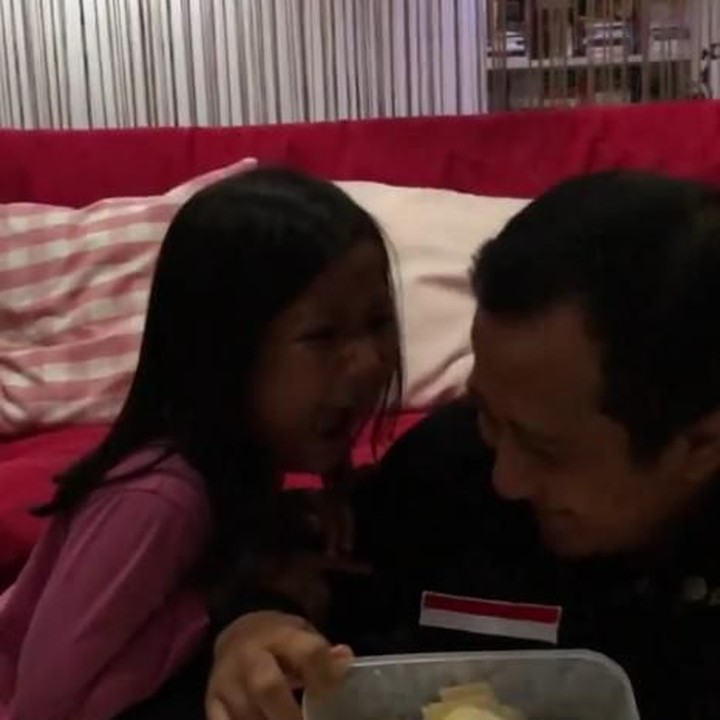 <p>Awas ada Aisyah, si 'polisi wanita duren'! Yusuf Mansur nggak berani makan duren banyak-banyak. Ha-ha. (Foto: Instagram @yusufmansurnew)<br /><br /></p>