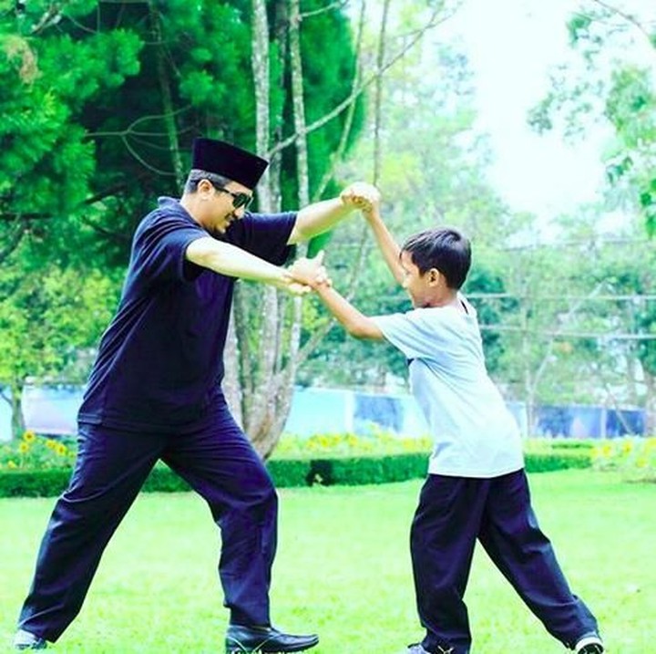 <p>Adu kekuatan nih antara Yusuf Mansur dengan anak laki-lakinya, Muhammad Kun Syafii. Ayo menang siapa, Bun? (Foto: Instagram @kun_mansur)<br /><br /></p>