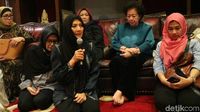 Rini S Bono Hadir di Tahlilan Faldy Albar, Siwon 'Suju' Jogging di Jakarta