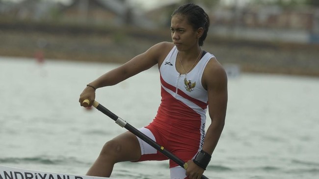 Mata Riska Andriyani berkaca-kaca setelah hampir mendapatkan medali perunggu Asian Games 2023 dari nomor kano 200 meter ganda putri.