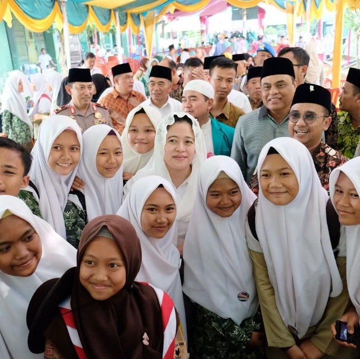 <p>Wefie dulu bareng para santriwati dan Menteri Koordinator Bidang Pembangunan Manusia dan Kebudayaan Puan Maharani di Pondok Pesantren Mathlaul Anwar Pusat Menes Kabupaten Pandegelang Banten. (Foto: Yadi Jentak)<br /><br /></p>