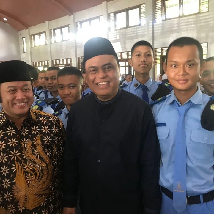 <p>Syafruddin yang saat ini merupakan Menteri Pendayagunaan Aparatur Negara dan Reformasi Birokrasi (MenPAN-RB) ceria bersama siswa SMA Kebangsaan Kalianda Lampung. (Foto: Yadi Jentak)</p>