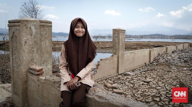 Desa boleh tenggelam oleh Jatigede, namun kenangan warga Sumedang tak akan lekang. Kini saat waduk mengering, puing desa mereka menguatkan kenangan itu lagi.