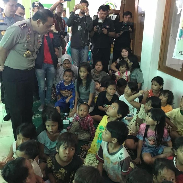 <p>Menghibur anak-anak di pengungsian korban banjir Rawajati, Pasar Minggu, Jaksel. (Foto: Yadi Jentak)<br /><br /><br /></p>