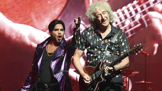 'The Show Must Go On' disebut menceritakan perjalanan band legendaris ini bersama penyanyi American Idol, Adam Lambert.