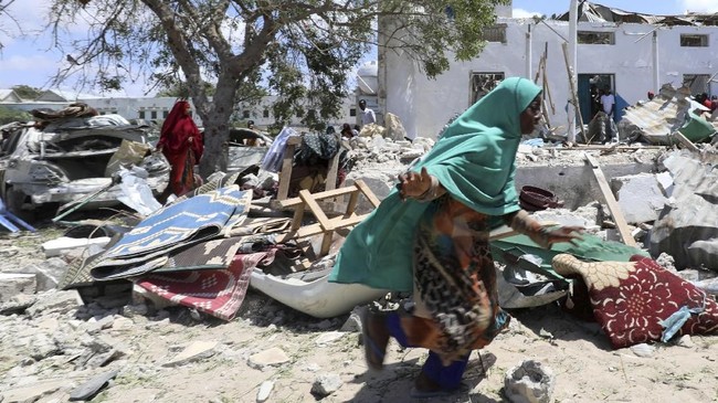 Sebuh bom mobil meledak di Somalia dan menewaskan enam orang termasuk tiga tentara.