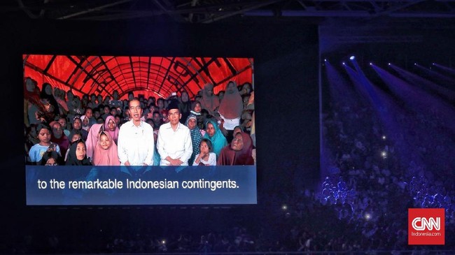 Presiden Jokowi dinilai meraih dua poin sekaligus saat memutuskan untuk menutup Asian Games 2018 dari Lombok, NTB, bersama korban gempa.