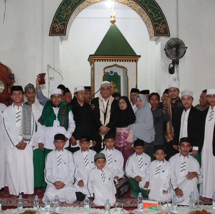 <p>Sebagai Wakil Ketua Dewan Masjid Indonesia bersama anak-anak penghafal Alquran di Masjid Imam Lapeo Polewali Mandar Sulbar. (Foto: Yadi Jentak)<br /><br /><br /><br /></p>