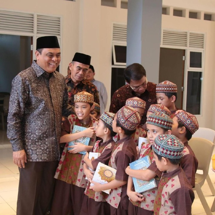 <p>Syafruddin menghibur anak yatim piatu penghafal Alquran 30 Juzdi Pondok Tahfidz Yatim-Piatu Yogyakarta. Anak-anak pun menjadi ceria. (Foto: Yadi Jentak)<br /><br /></p>